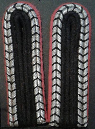 German: Shoulder Boards