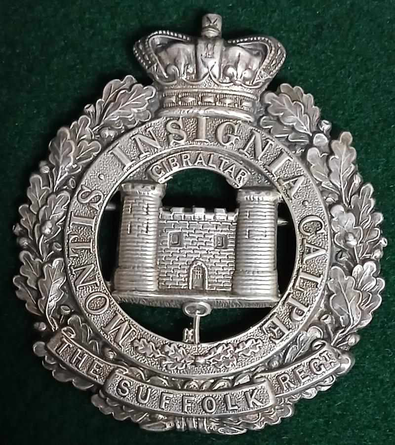 SUFFOLK REGIMENT GLENGARRY/ PAGRI BADGE