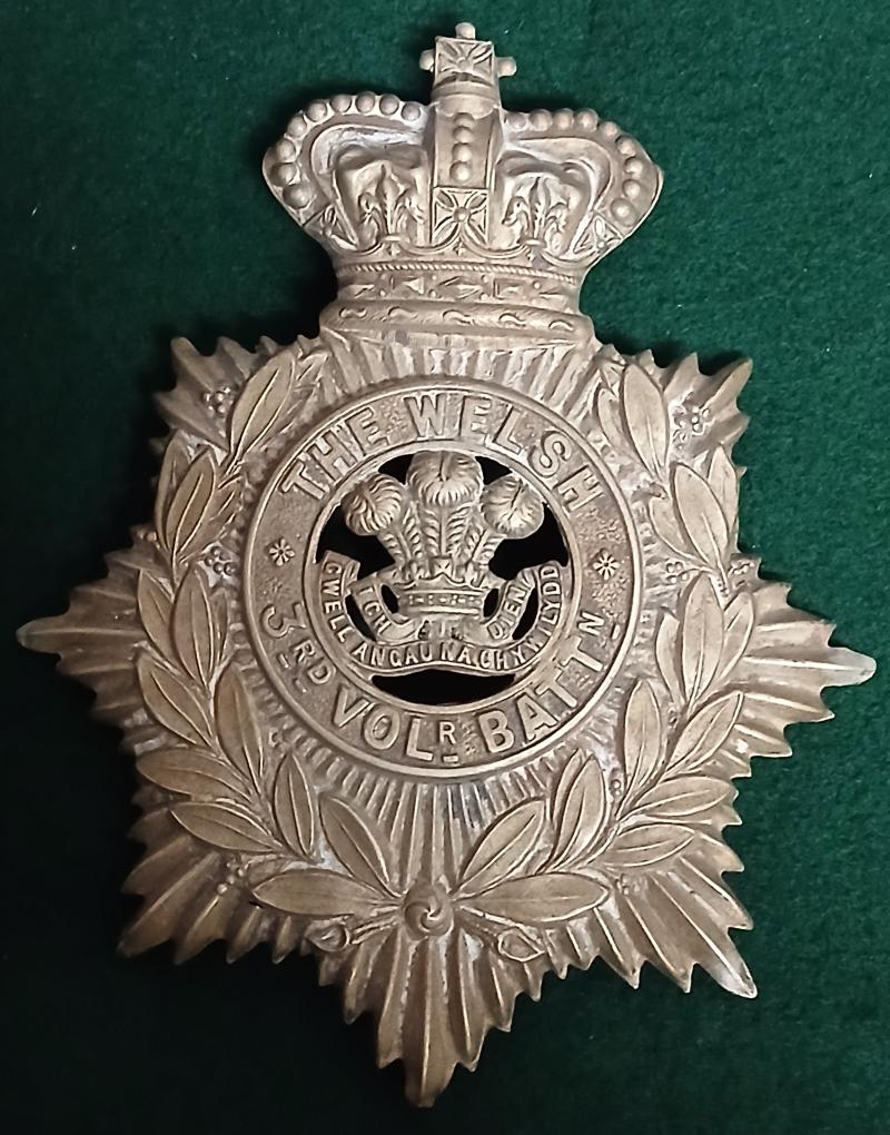THE WELSH REGIMENT HELMET PLATE .